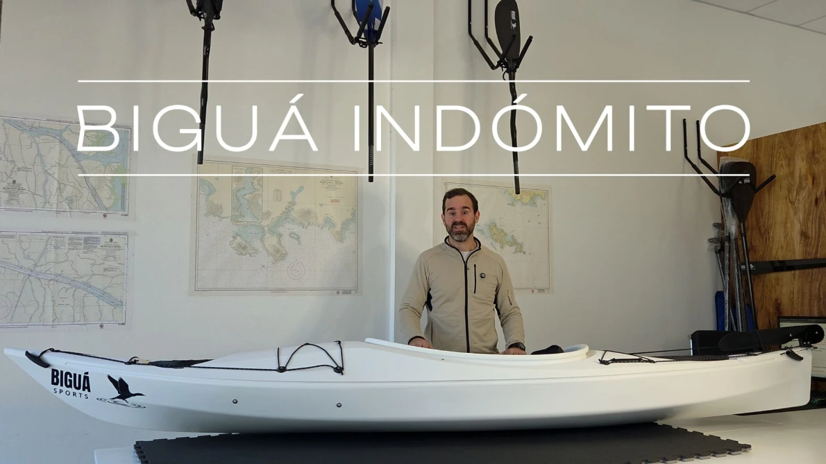 Biguá Indómito kayak de travesía compacto en el showroom de Biguá Sports, Tigre