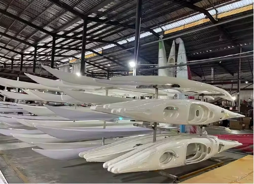 Carcazas de estructura de kayak de travesia biguá audaz construidos en ABS termoformado estiabadas en fabrica