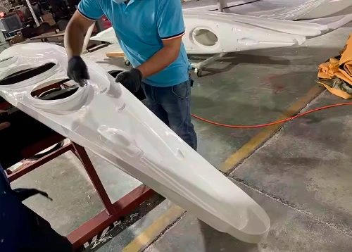 operario trabajando en terminación de fabricación kayak travesia bigua audaz construido en ABS Termoformado