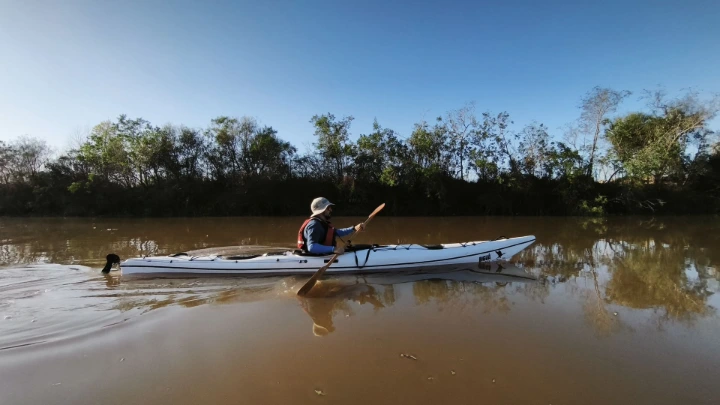 kayak travesia biguá audaz fabricado en abs termoformado vista lateral navegando en delta tigre