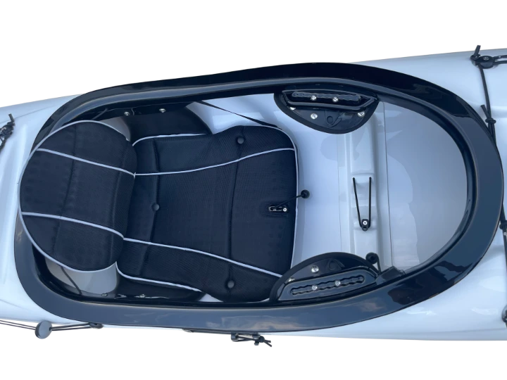 cockpit de kayak de travesia biguá audaz, detalles de calidad premium, regulacion de asiento, musleras, aro XL, elastico portabotella, cuerdas que accionan el timon