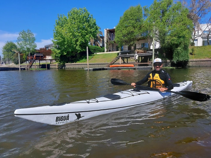 kayak de travesia bigua audaz construido en ABS termoformado navegando en zona barrios cerrados del delta, countries.