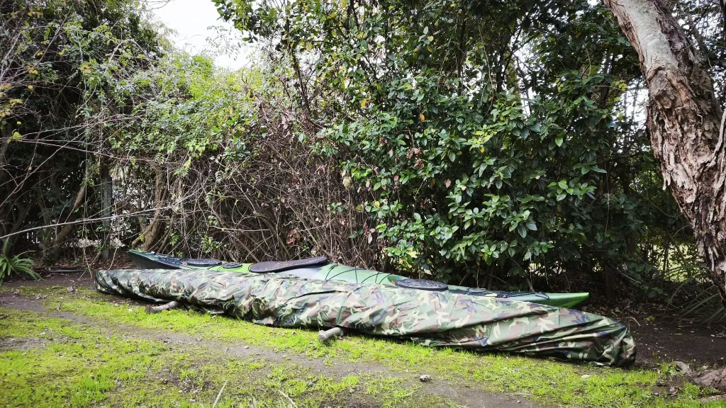funda_kayak_camuflada_proteccionUV_sobre kayak travesia 5metros en cerco de jardin de casa.webp
