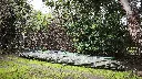 funda_kayak_camuflada_proteccionUV_sobre kayak travesia 5metros en cerco de jardin de casa.webp