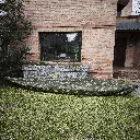funda_kayak_camuflada_proteccionUV_plegada_sobre kayak pesca_en jardin casa.webp