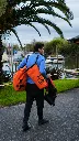 bolsa_estanca_biguásports_10litros_con correa_foto con modelo persona.webp