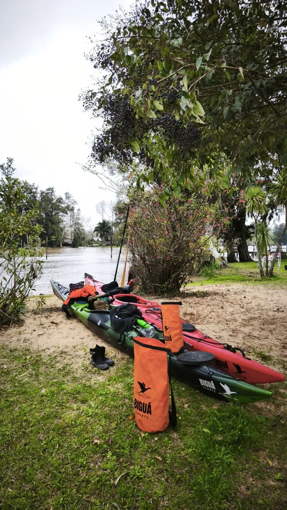 bolsa_estanca_biguásports_10litros_con correa_foto con kayaks.webp