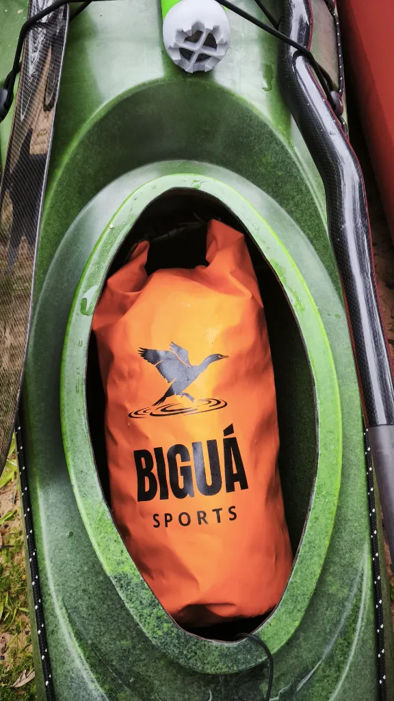bolsa_estanca_biguásports_10litros_con correa_foto en tambucho kayak.webp