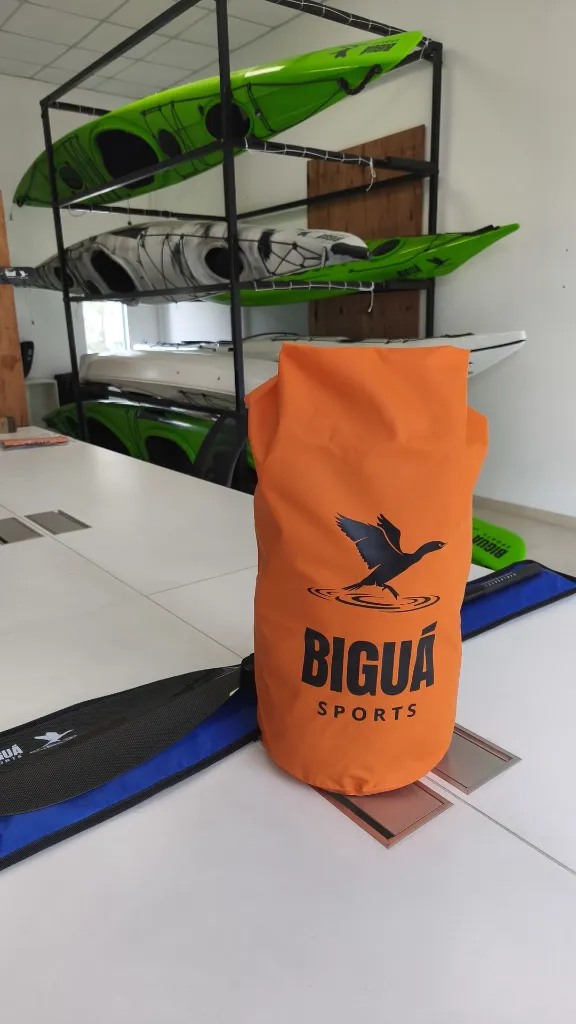 bolsa_estanca_biguásports_25litros_con correa_foto frontal en showroom.webp