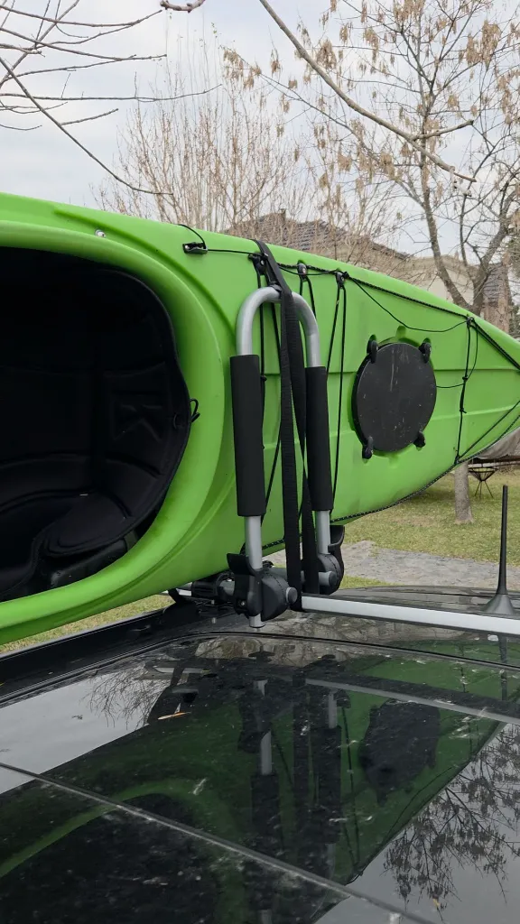 rack_techo_auto_portakayak_jota_segundo rack con bote.webp