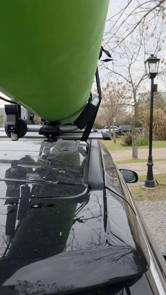 rack_techo_auto_portakayak_jota_toma lejana del apoyo.webp