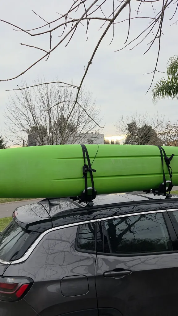 rack_techo_auto_portakayak_jota_plano lateral con bote.webp