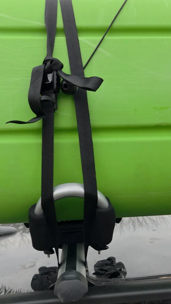 rack_techo_auto_portakayak_jota_toma del strap atado con bote.webp